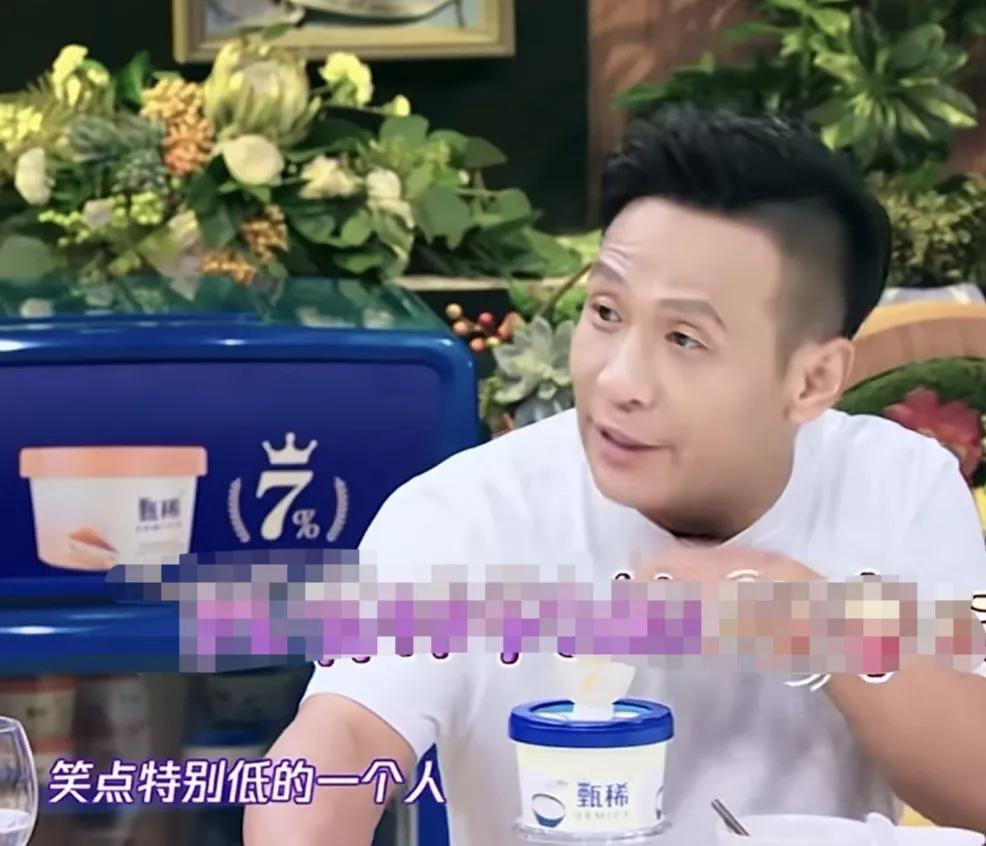 何炅：“你哄太太应该很容易吧”
宋小宝：“特别快，我给两下就完事了”
何炅：“怎
