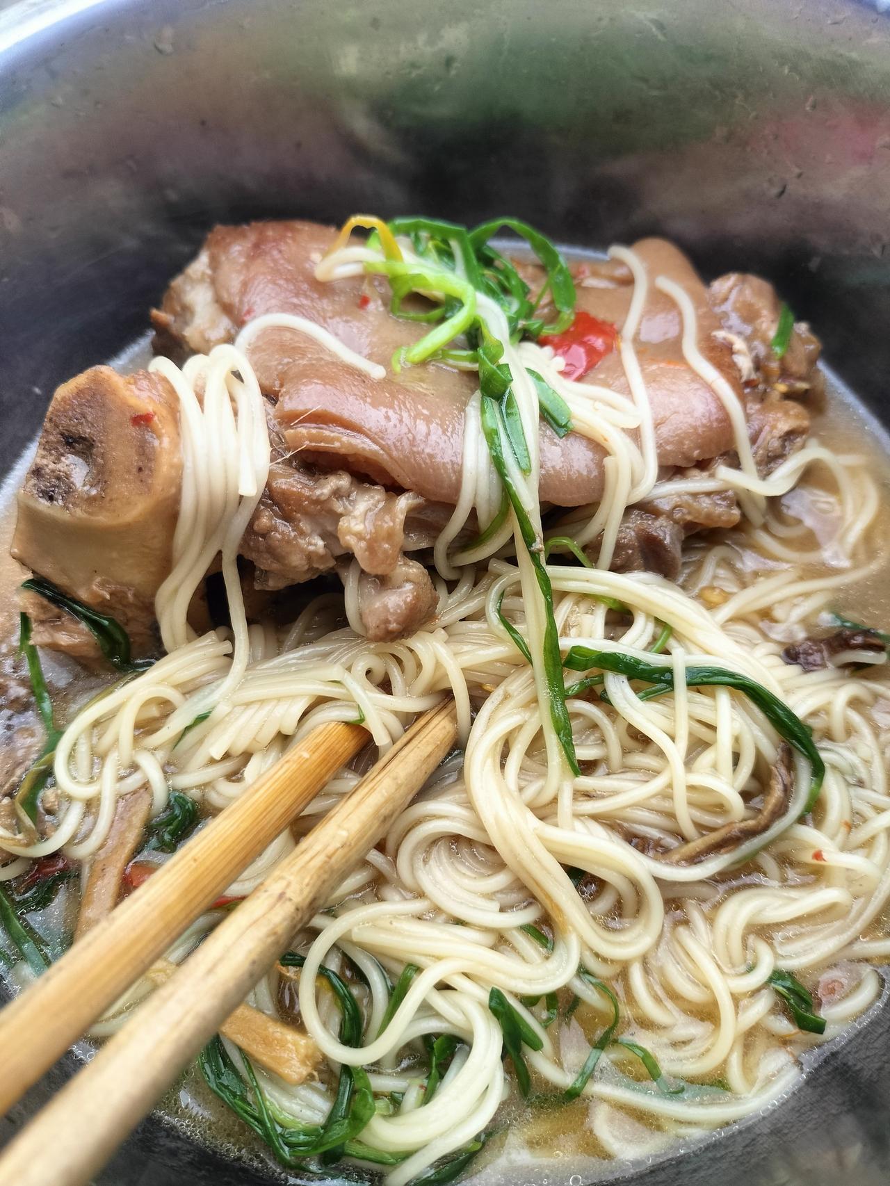 这是我煮的猪脚煮面条，我不得不承认自己的厨艺不好，实在是没撤了，真想请个会煮饭的