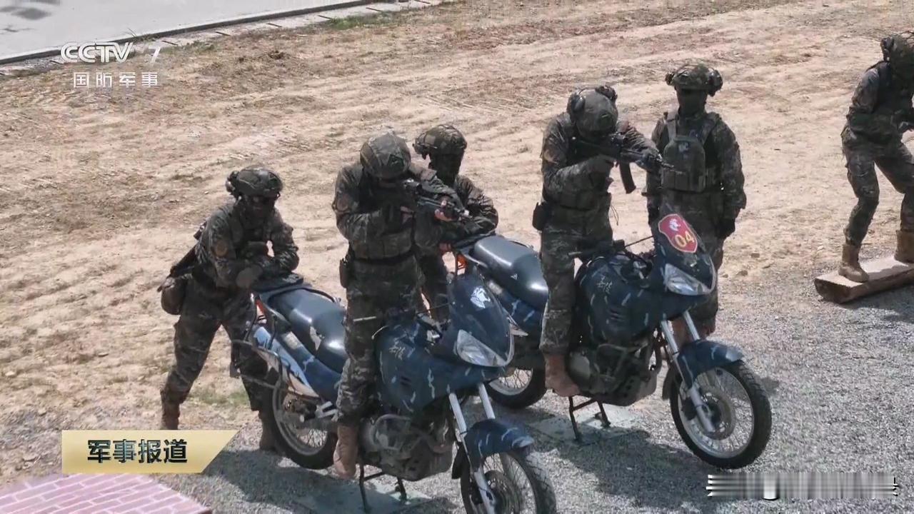 摩托化轻骑兵，武警这身行头看起来确实不错。

图：武警第二机动总队摩托车驾驶训练