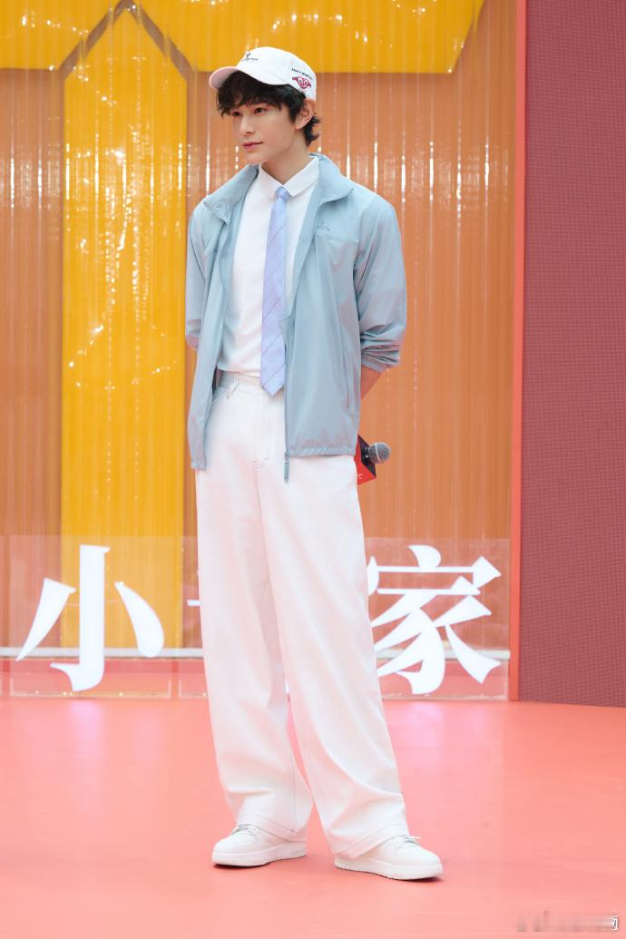 丁禹兮限定卷发丁禹兮卷毛白帽 ​限定卷发造型来啦！卷毛配上白色帽子和清爽穿搭简直