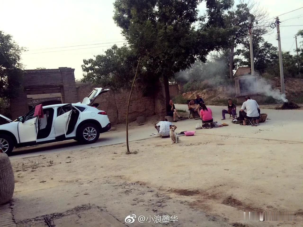 那一日，你带着千年的诗意，不胜凉风的娇羞，走过万人中央。你的长发如烈酒，你的身影