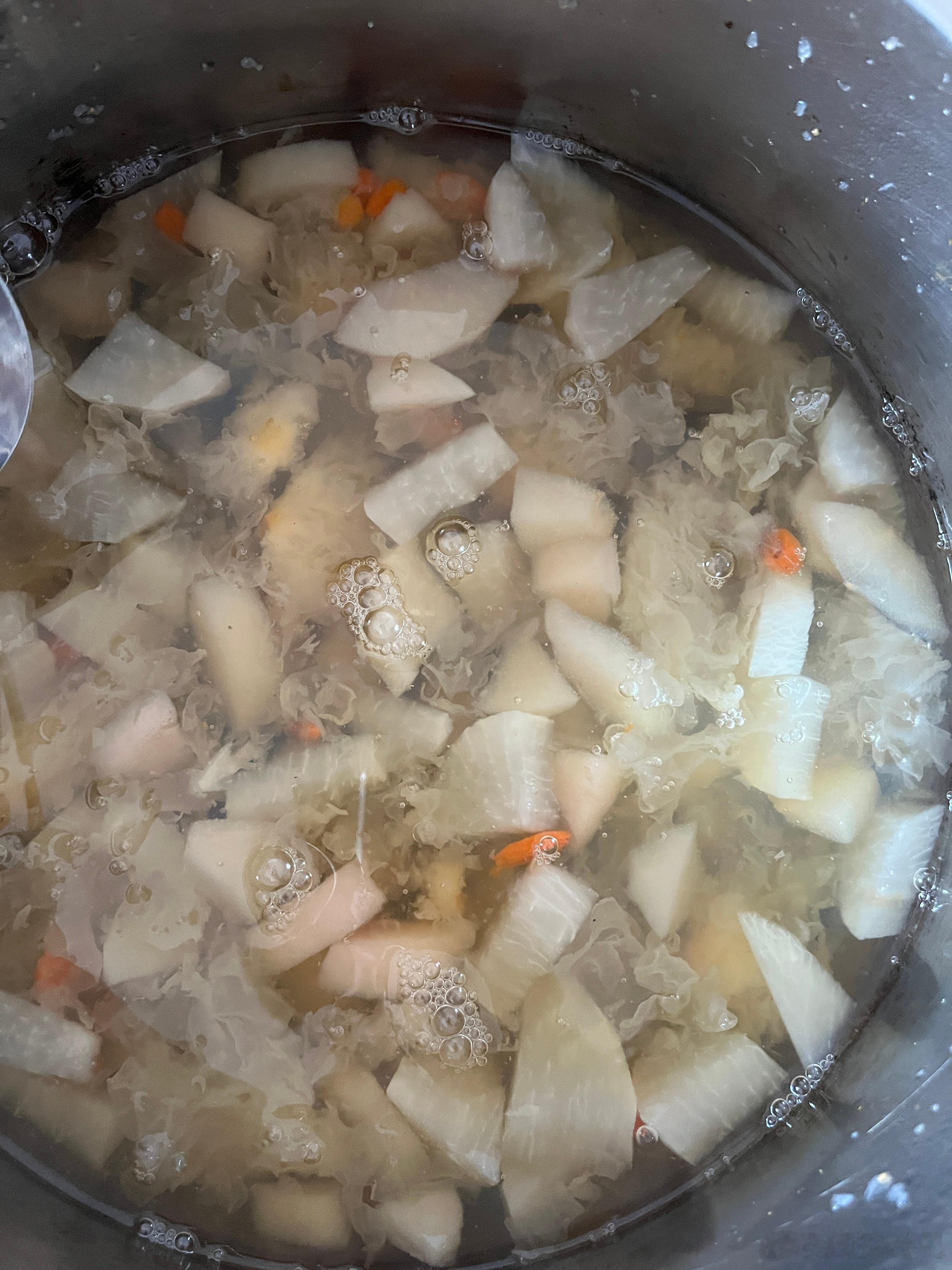 小哥煲的雪梨水VS老妈煲的糖水，看看有什么区别小哥前几天看我一直咳嗽，然后买了雪