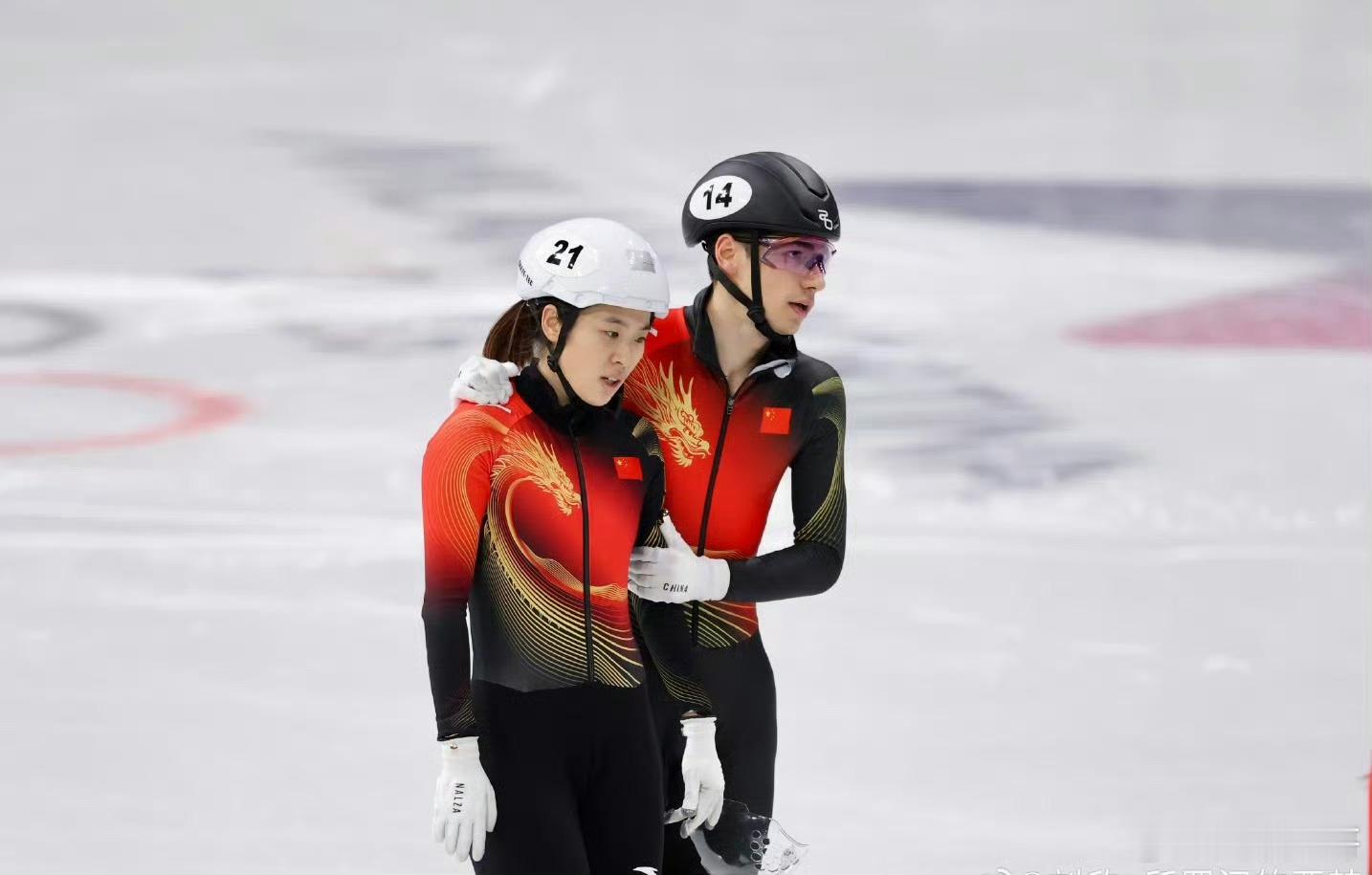 中国短道队混接进决赛惊心动魄一整场，每一圈都拼到极致！中国队一路过关斩将闯入决赛