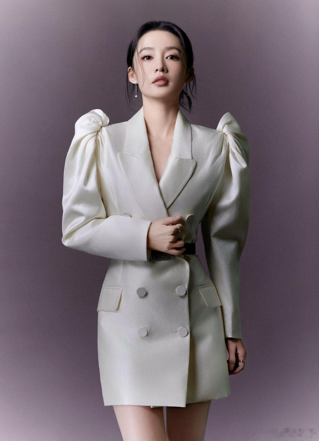 李沁把Prada穿出文艺高智感李沁四登时装五月双封面 李沁这四登《时装》五月刊，