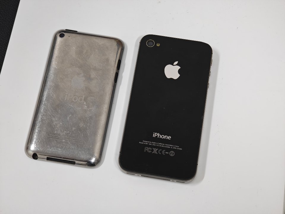 今晚iPhone18发布会，翻出来两个老古董，充了一会电，居然还能开机，电池也没