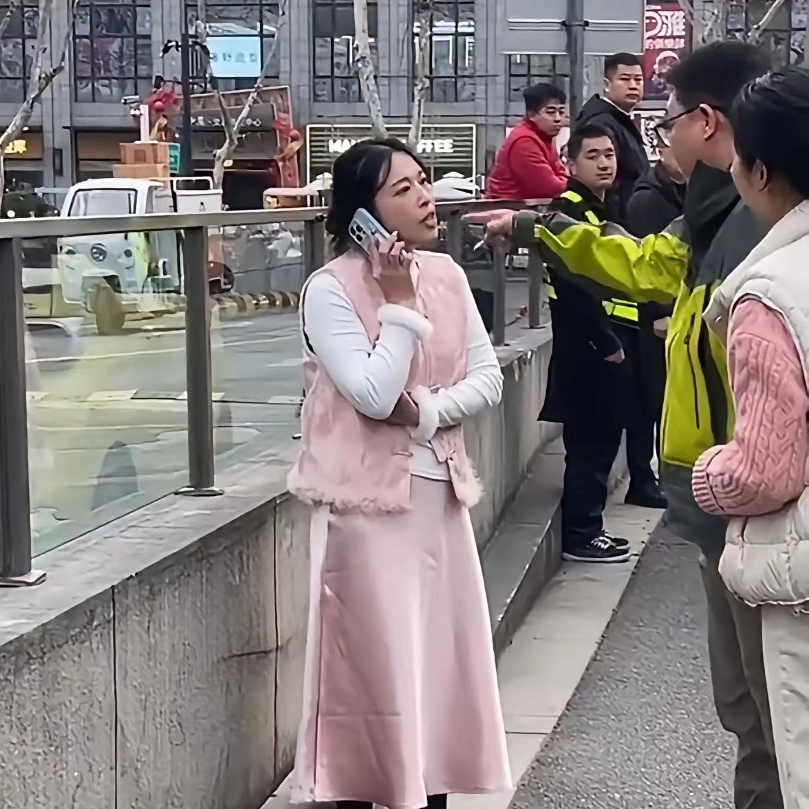 本想挪车避堵，结果一巴掌扇进了派出所？单行道上两车剐蹭，原本拍个照就能解决的小事