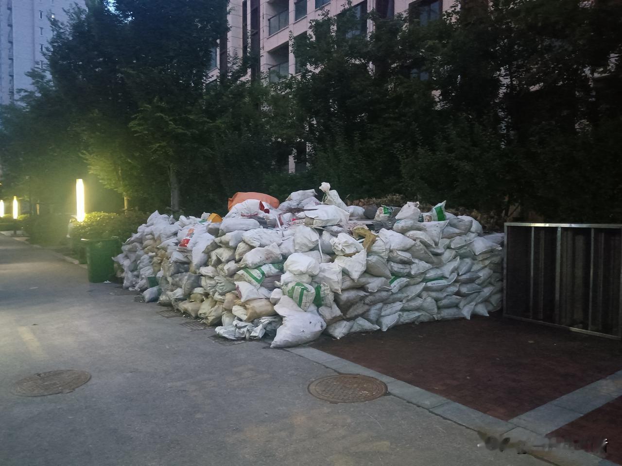 物业公司现在的做法，三点，微笑，理解，不采纳，反映的问题，一句话，收到。这个收到