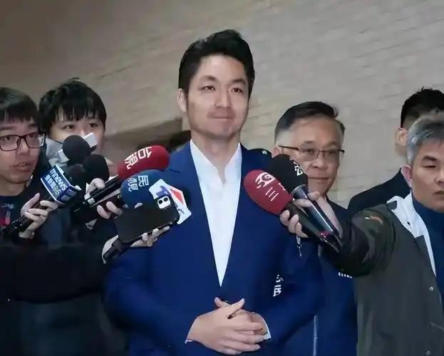 台北市长选战又热闹了。三个月前公开民调还差一大截，如今所谓“内部民调”突然说追到
