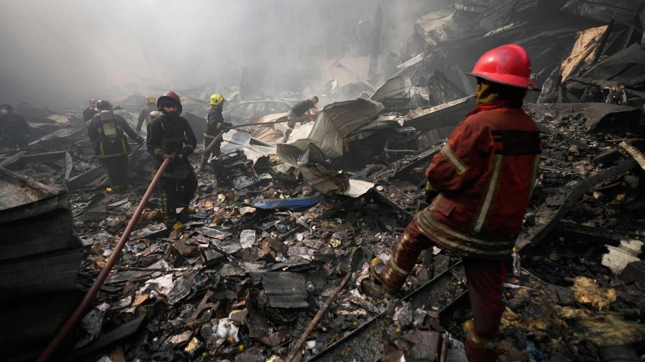 据德国新闻社报道，黎巴嫩首都贝鲁特在极短的时间内沦为了炼狱。
 
中东的和平刚露
