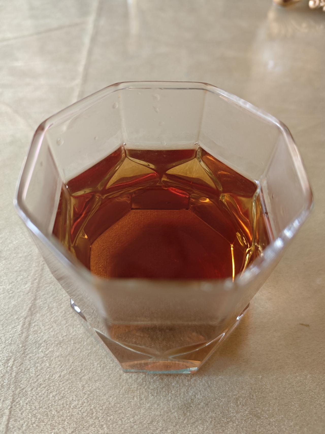 喝茶随想

前天晚上，翻来覆去睡不着，我在查找原因，想来想去不知道为什么，当天骑