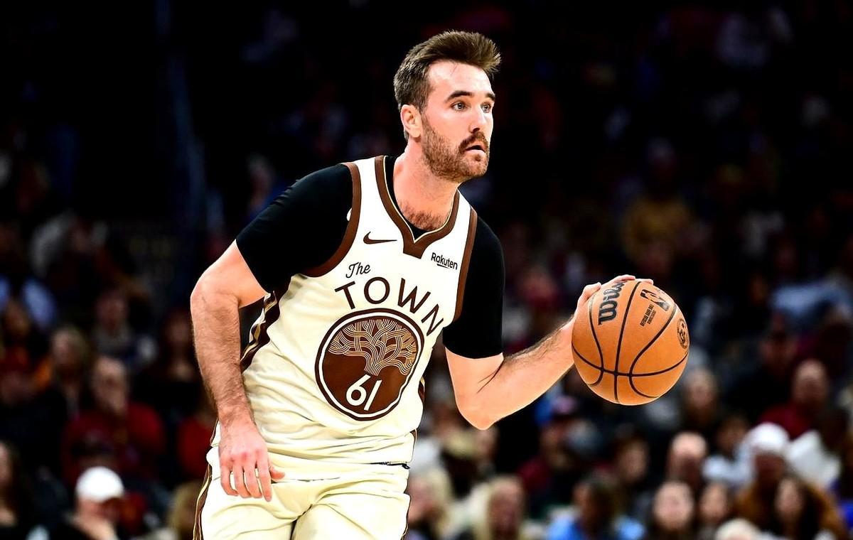 刚从发展联盟上来的临时工。
连续三场拿了勇士得分王。
那些被寄予厚望的年轻人呢？