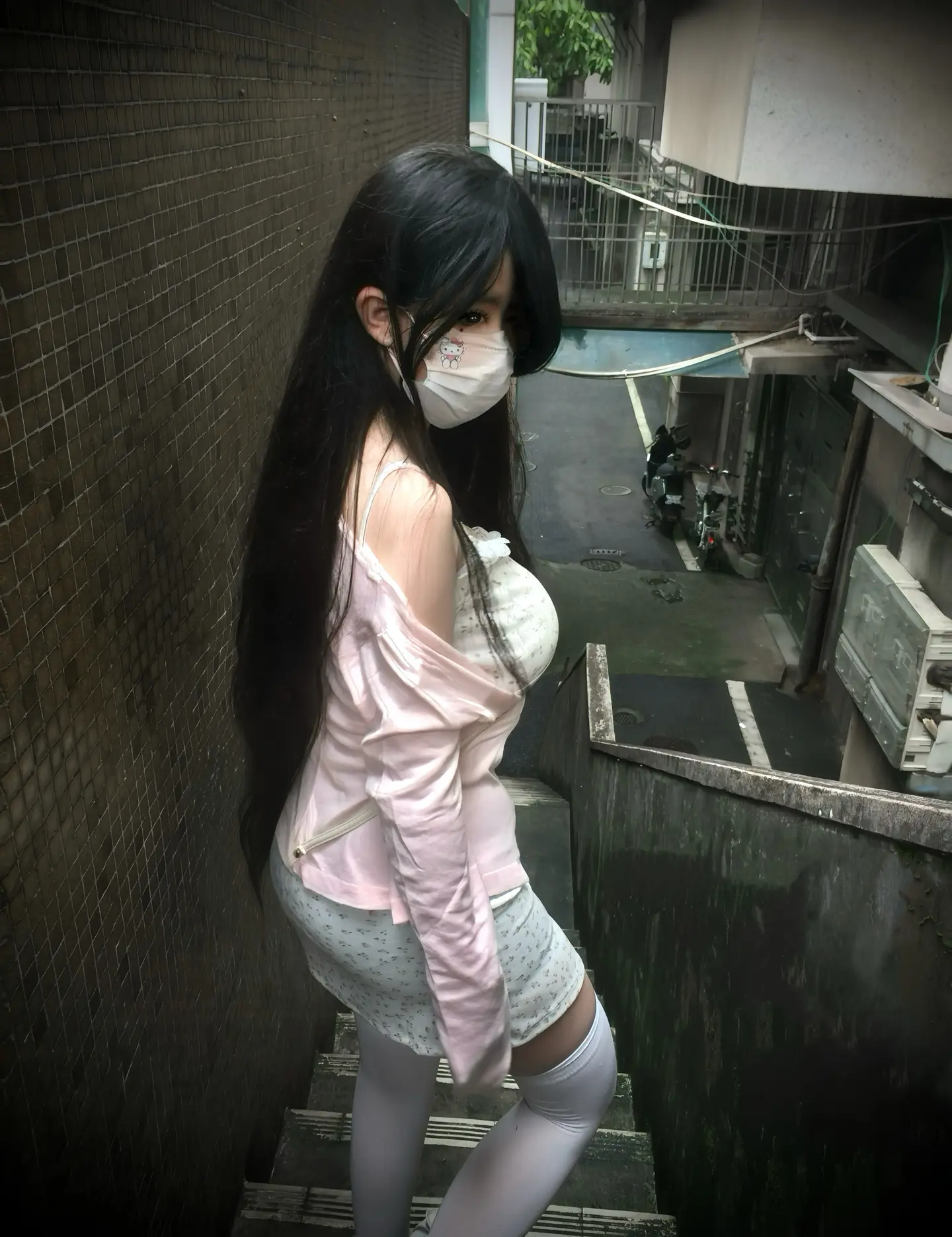 在重逢的街头 心跳比我先认出你