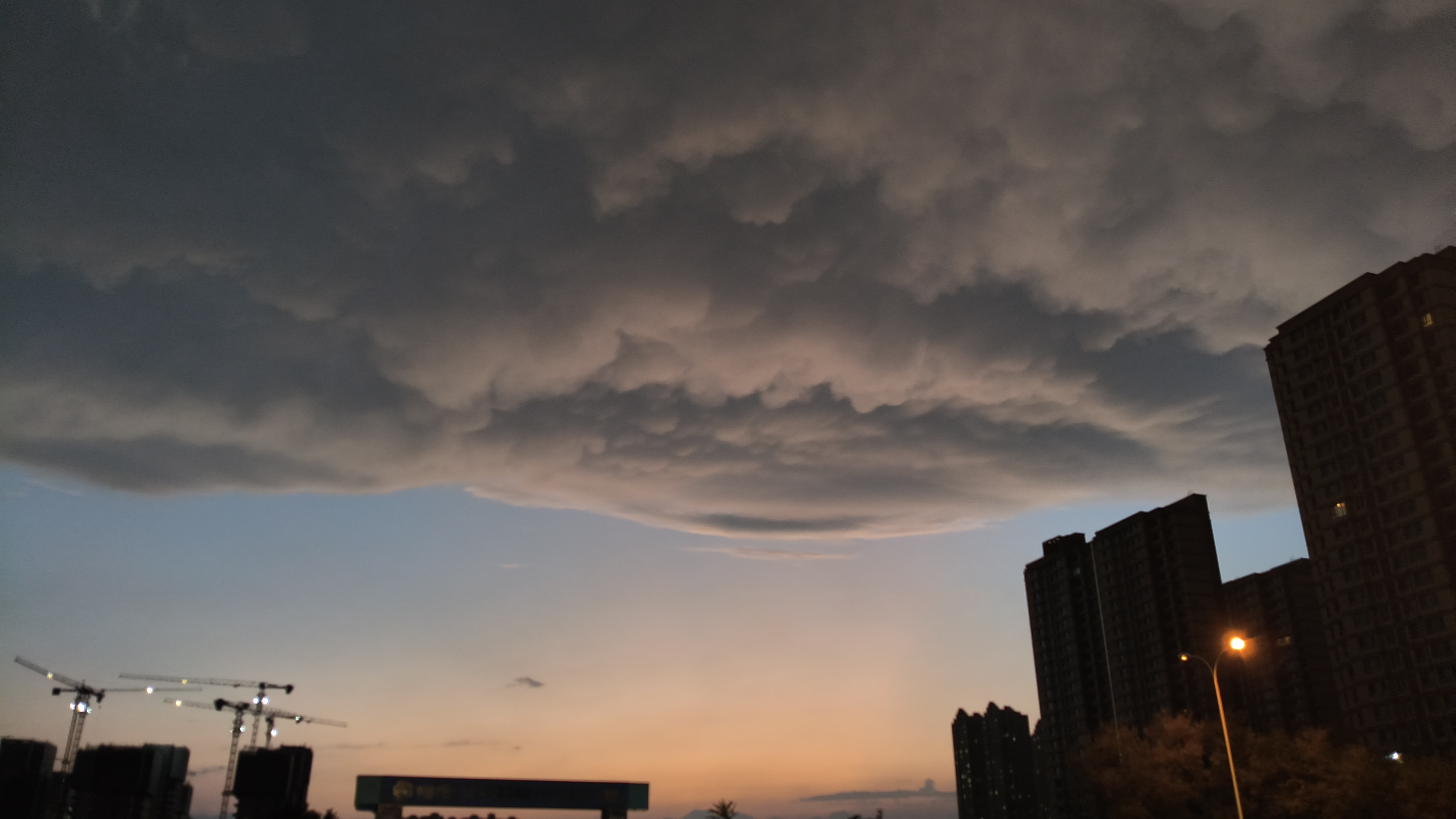 带各位欣赏下昨天下午雨后的西安的晚霞！