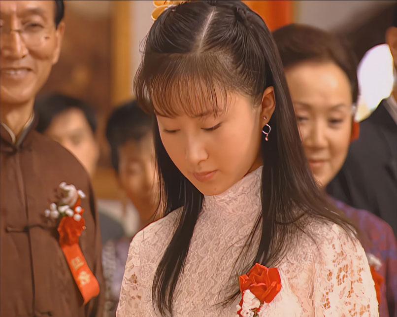 冷清秋跟金燕西结婚时，终于get到了舒畅的美。

舒畅一身白色蕾丝裙，即便夹杂在