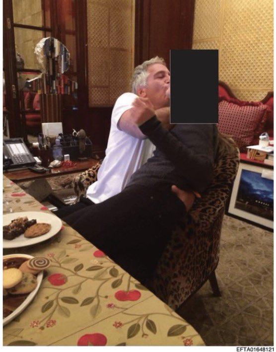 杰弗里·爱泼斯坦2026年2月美国司法部文件中新发布的照片，照片显示他在一处豪华