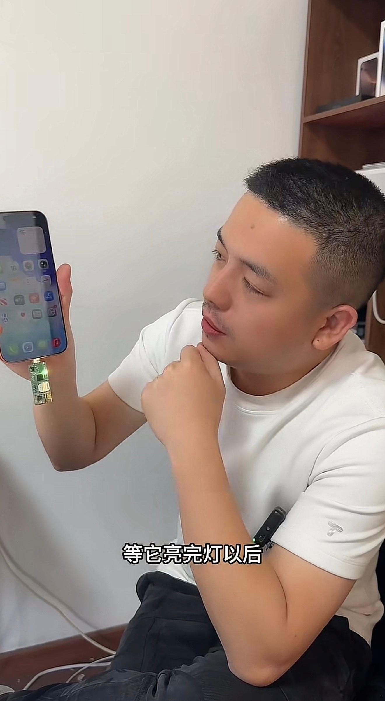 兄弟们，华强北科学家又整出了新的黑科技：直接把实体SIM卡号码写到美版iPhon