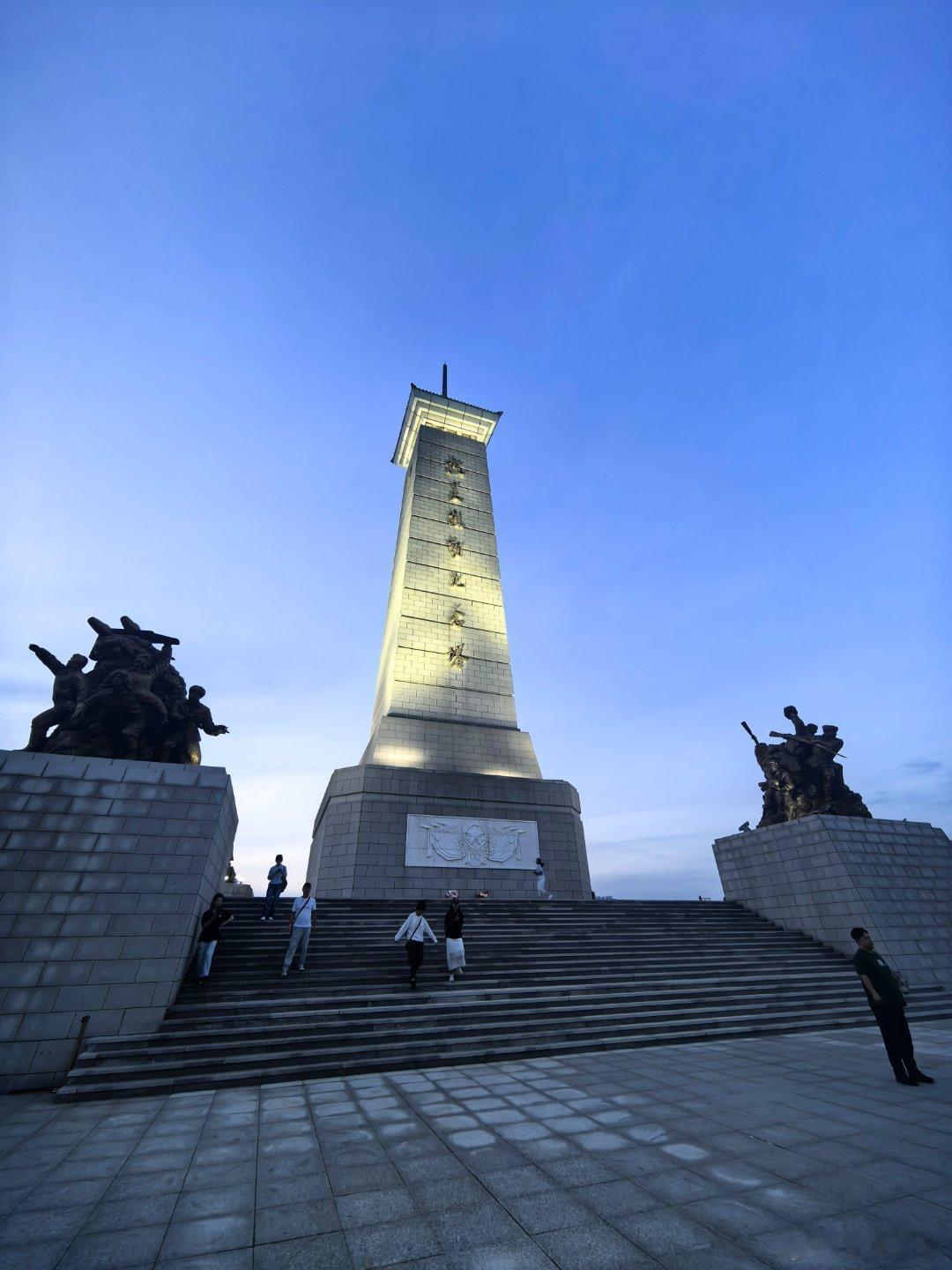 黄小鱼和黄小驰国庆游辽宁黄景瑜丹东文旅形象大使 纪念塔俯瞰万家灯火，休息一下准备