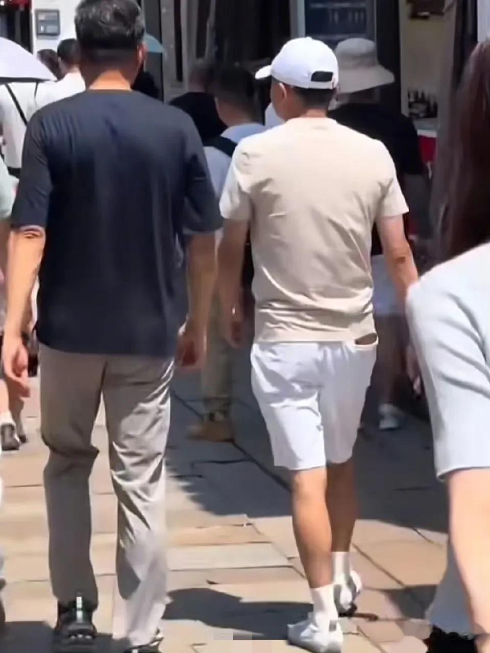 苏州街头
这个背影
有点熟悉