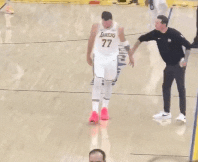 雷迪克帅位不稳了！艾顿刚抱怨完，东契奇又和雷迪克争吵！
前几天，艾顿在赛后抱怨自