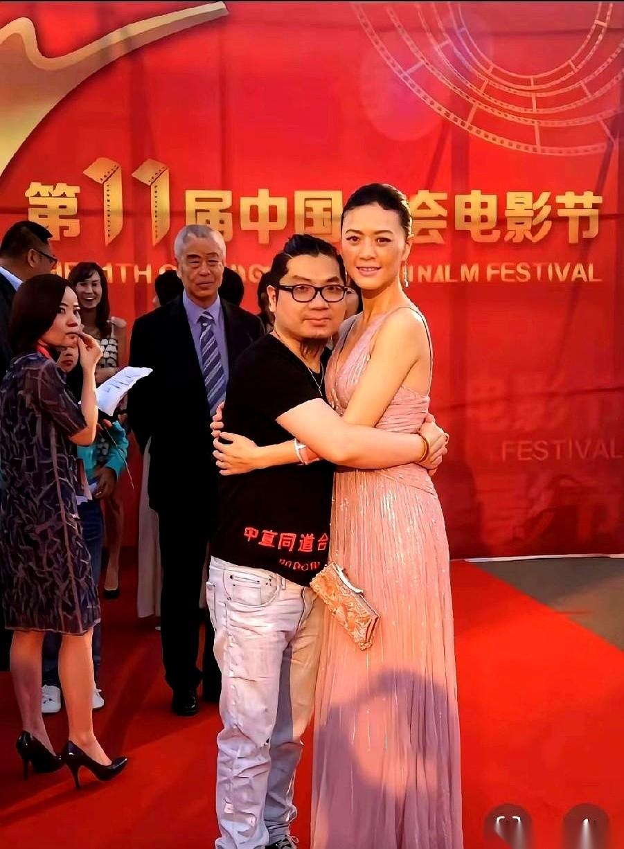 我真的会笑死。
就因为一个蛤蟆视频，他，一个大名人，反手就是一个实名举报。
还气