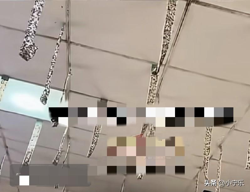 6月26日，河南开封，一名顾客在早餐店用餐时，抬头一看天花板上贴了近百条灭绳贴，