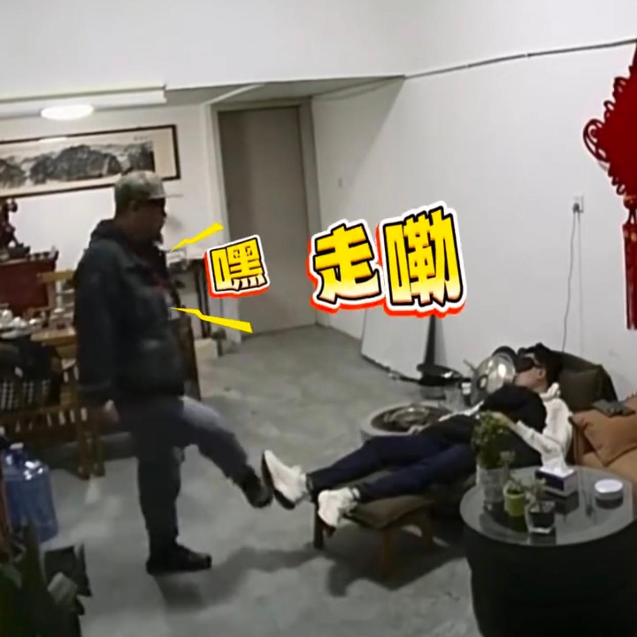 山东青州一老板在办公室弄炭火烤蜜薯，炭烧得不充分，一氧化碳冒出来，人中毒了躺沙发