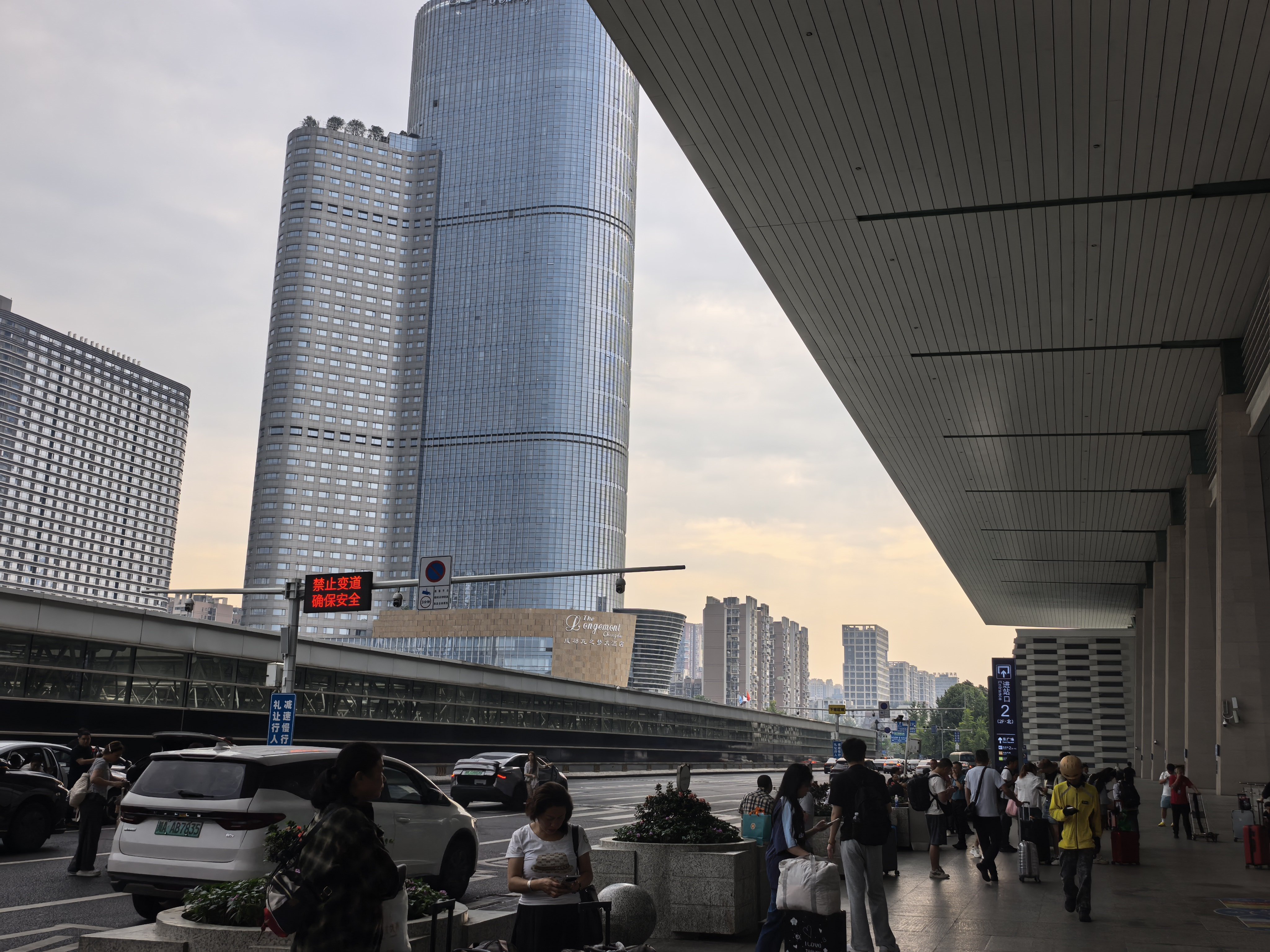 除了北京上海广州，成都、杭州的城市建设、整洁度，明显比其他城市好很多。 ​​​