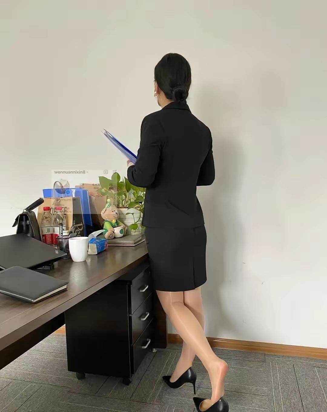 黑衣美人倚案旁，书香满溢意悠长。