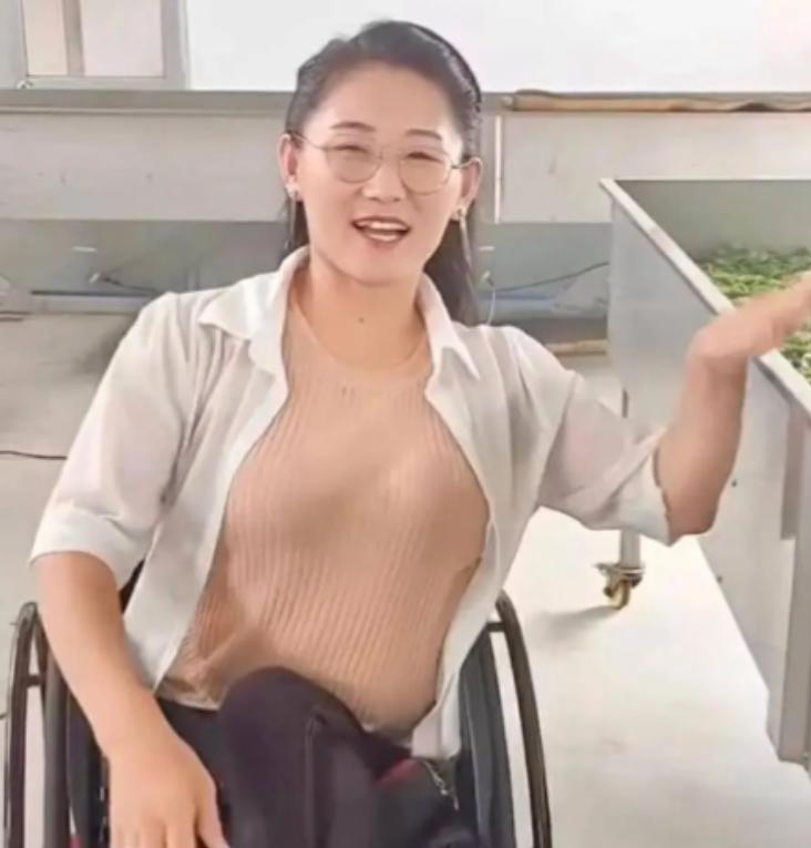 爬行妈妈火了，

医生说生孩子可能瘫痪，

她却坚持要当妈。

她1岁发烧落下病