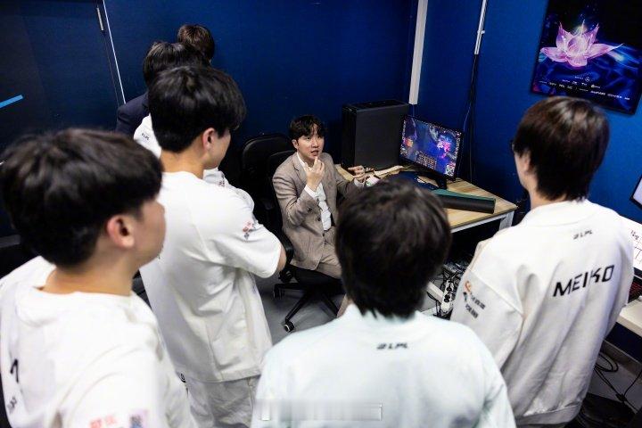 全神班“神”就神在这！FPX目前1胜9负 唯一一胜为对阵iG时横扫取得 今日LP