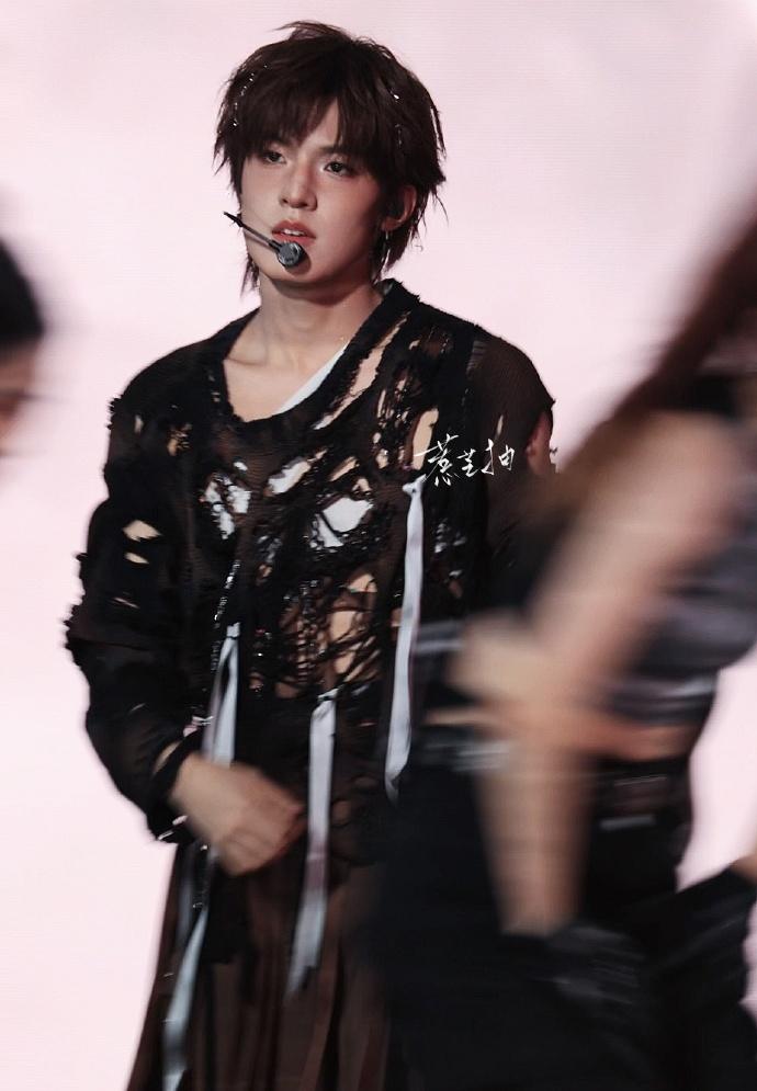 哥穿破布都是帅哥张泽禹没有不全开麦的义务 张泽禹这种天生的帅气感太绝了，随便穿穿