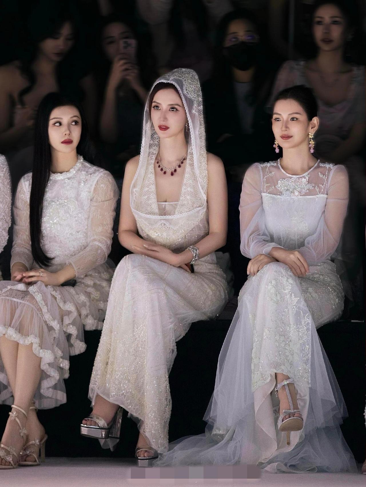 张萌现身上海时装周MarieElie秀场，以优雅姿态助阵品牌2026高级成衣系列