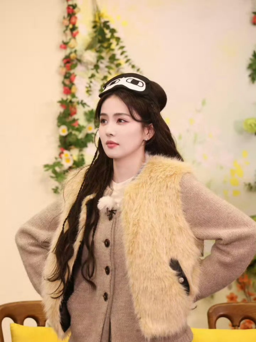 白鹿昨天是女儿今天是妈咪 软萌少女感与温柔妈咪风无缝切换，白鹿时尚表现力绝佳。穿