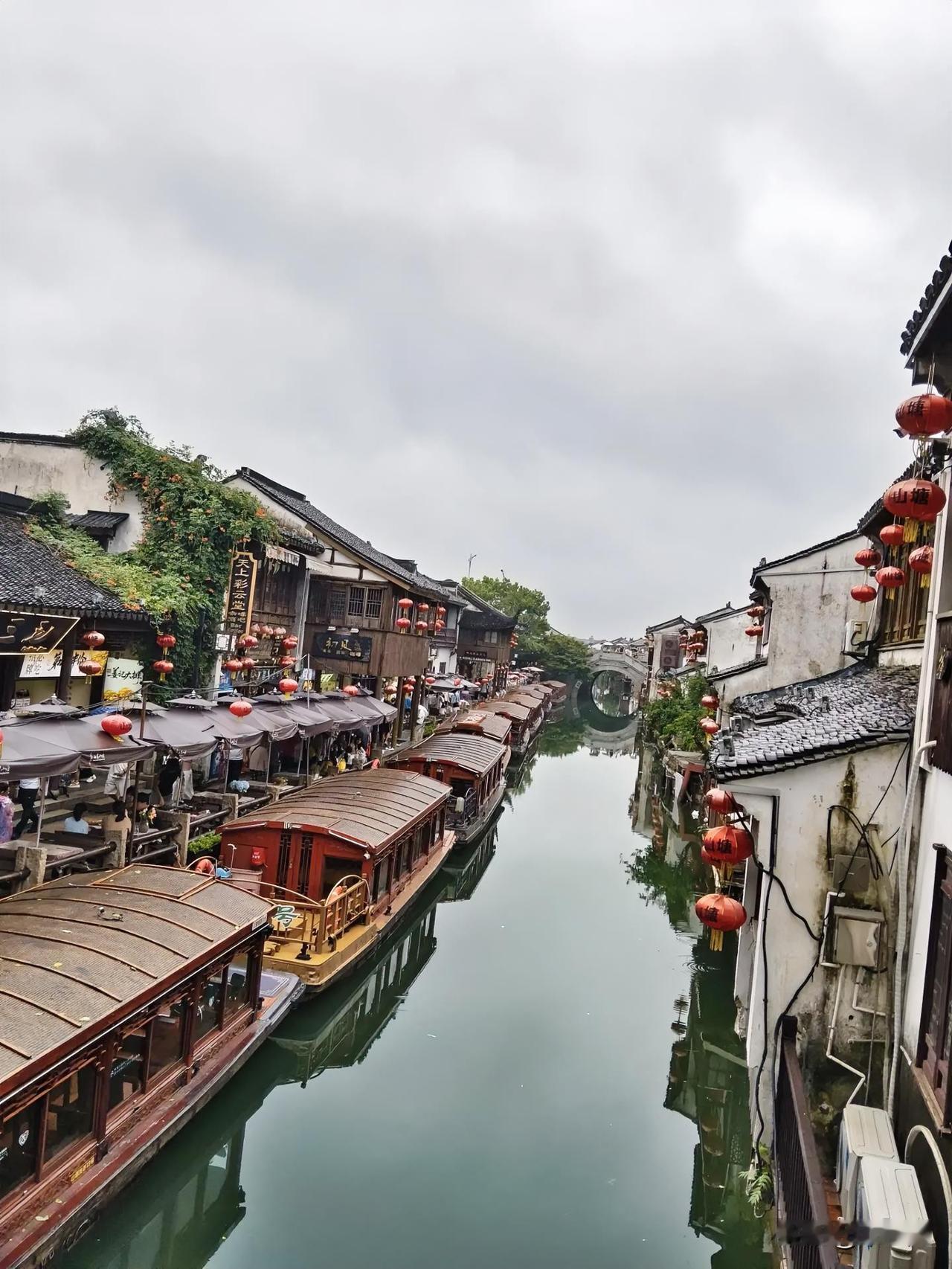 本来这个夏天安排了旅游，
预计一周时间，花费五千元。
结果这个月车子保险两千元，