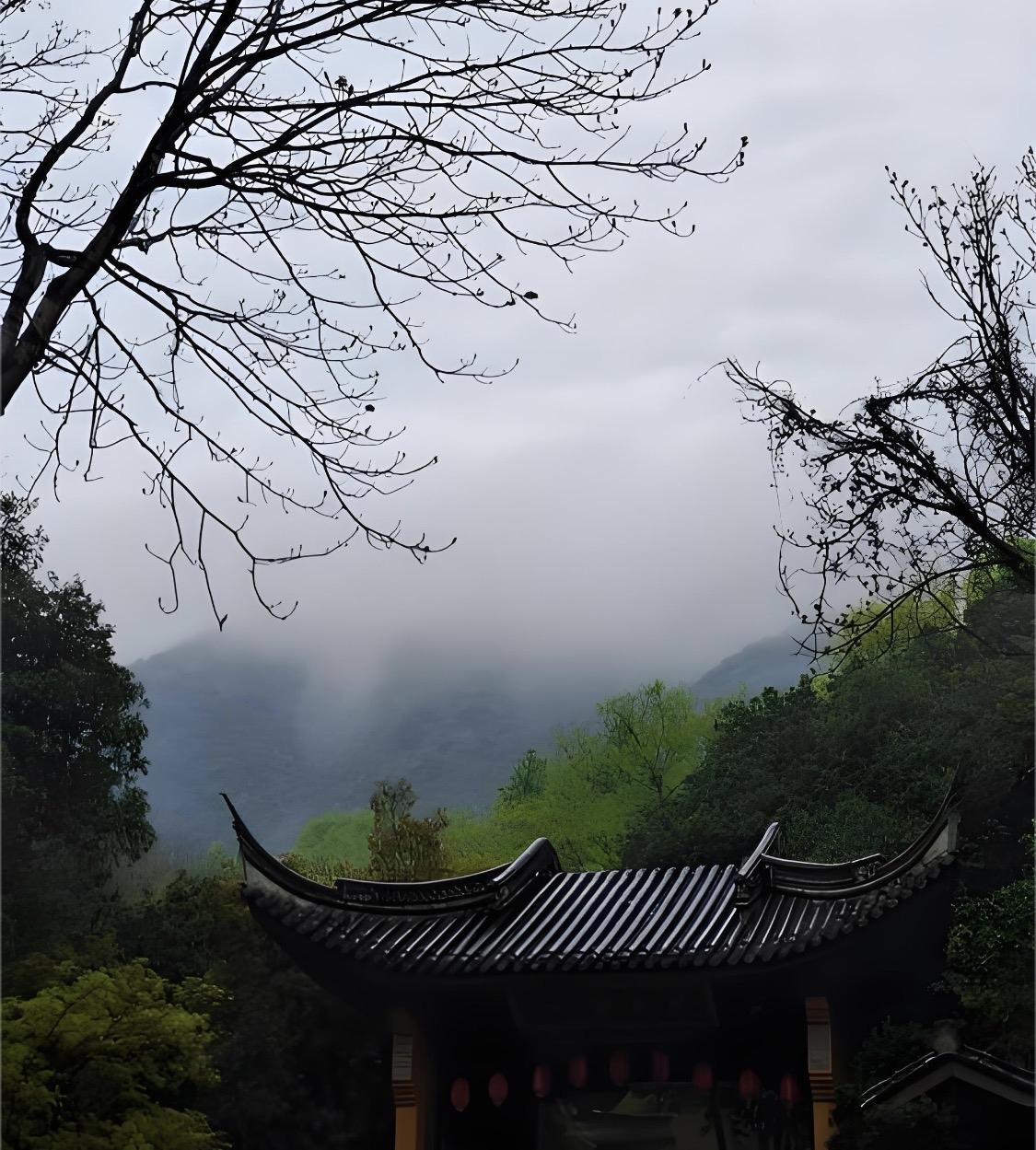 上联“风穿古寺钟声远”，我对“月落空山塔影深”，风是动的，月是静的，钟声飘远的余