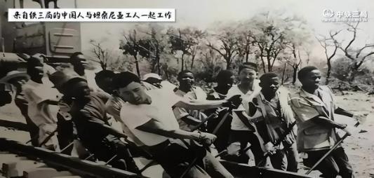 52年前，中国为帮非洲修坦赞铁路，掏了当年三分之一外汇储备，4亿美元无息贷款，约