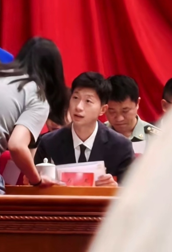呜呜呜马龙管我一辈子软饭好吗好的好的好的好的好的好的醉了这个上目线 [悲伤][悲