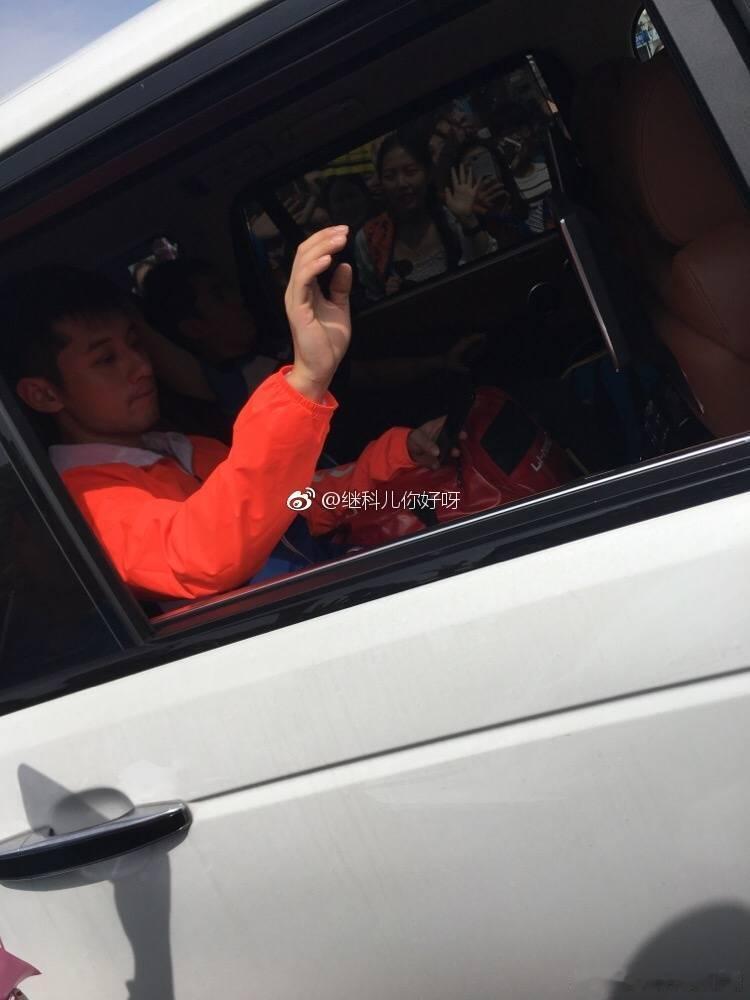 🐕：人，我在跟你招手🥺 