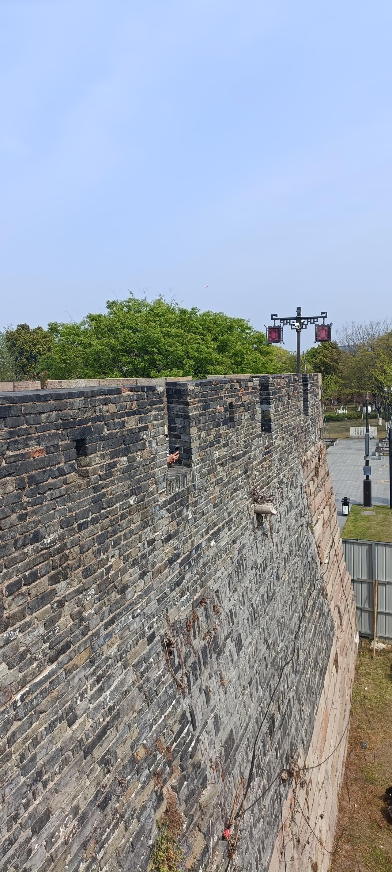 古老城墙的沧桑之美，历史的见证者。
上联:古老城墙外，
下联:灯火阑珊处。