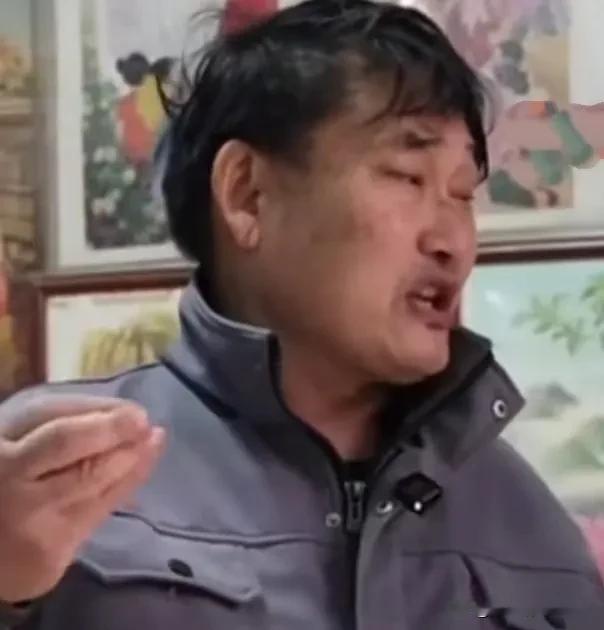 朱之文   憨态中显格局
低调中显谦和

近日著名媒体《海报新闻》，对山东大衣哥