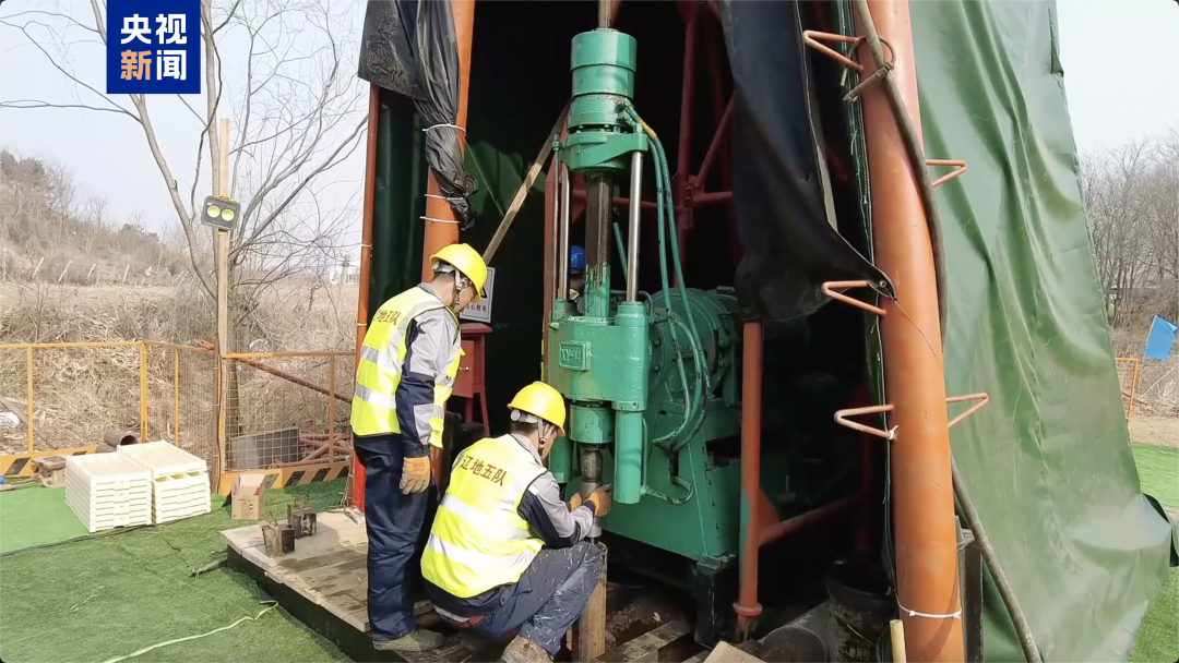 自然资源部14日公布，由辽宁地矿集团在辽东地区成功探明了国内首个千吨级、低品位超