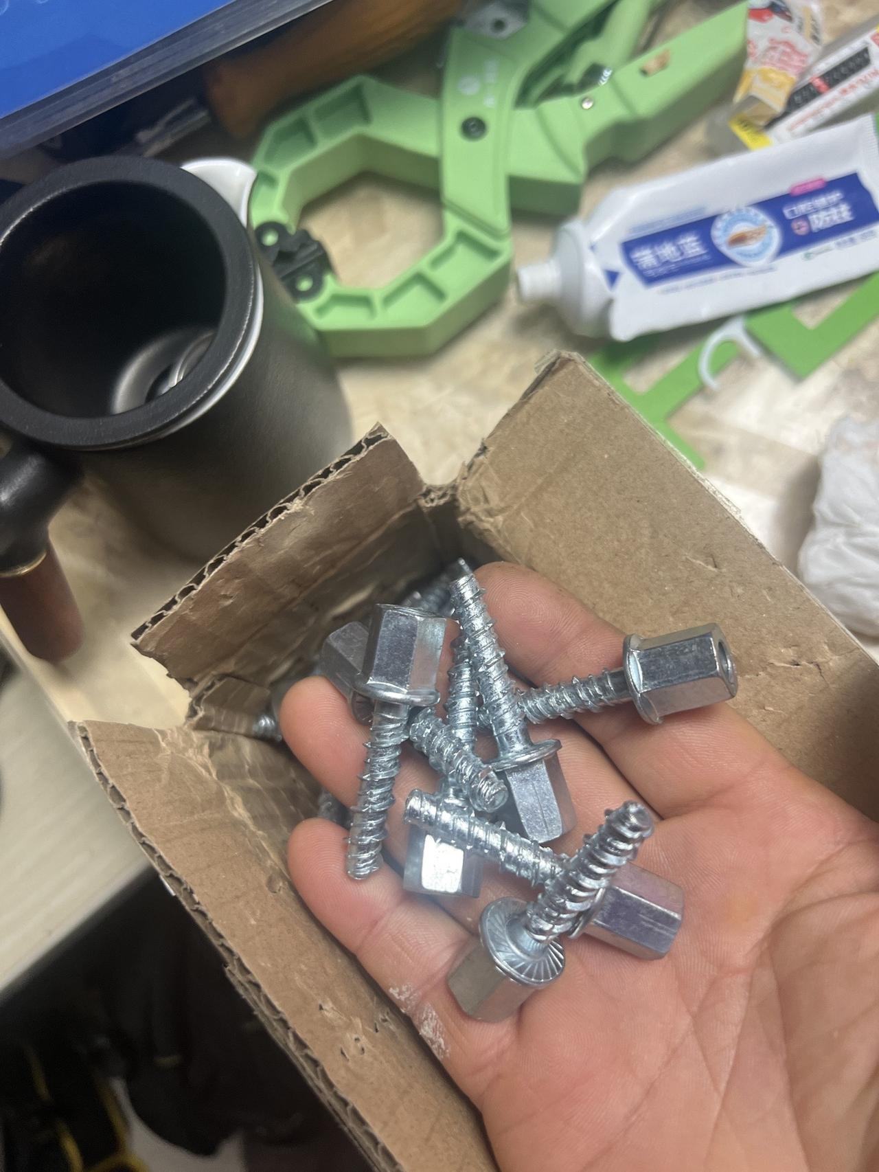 自切螺丝的优点包括：
1.方便安装：自切螺丝可以快速螺入孔中，无需额外的螺母或螺