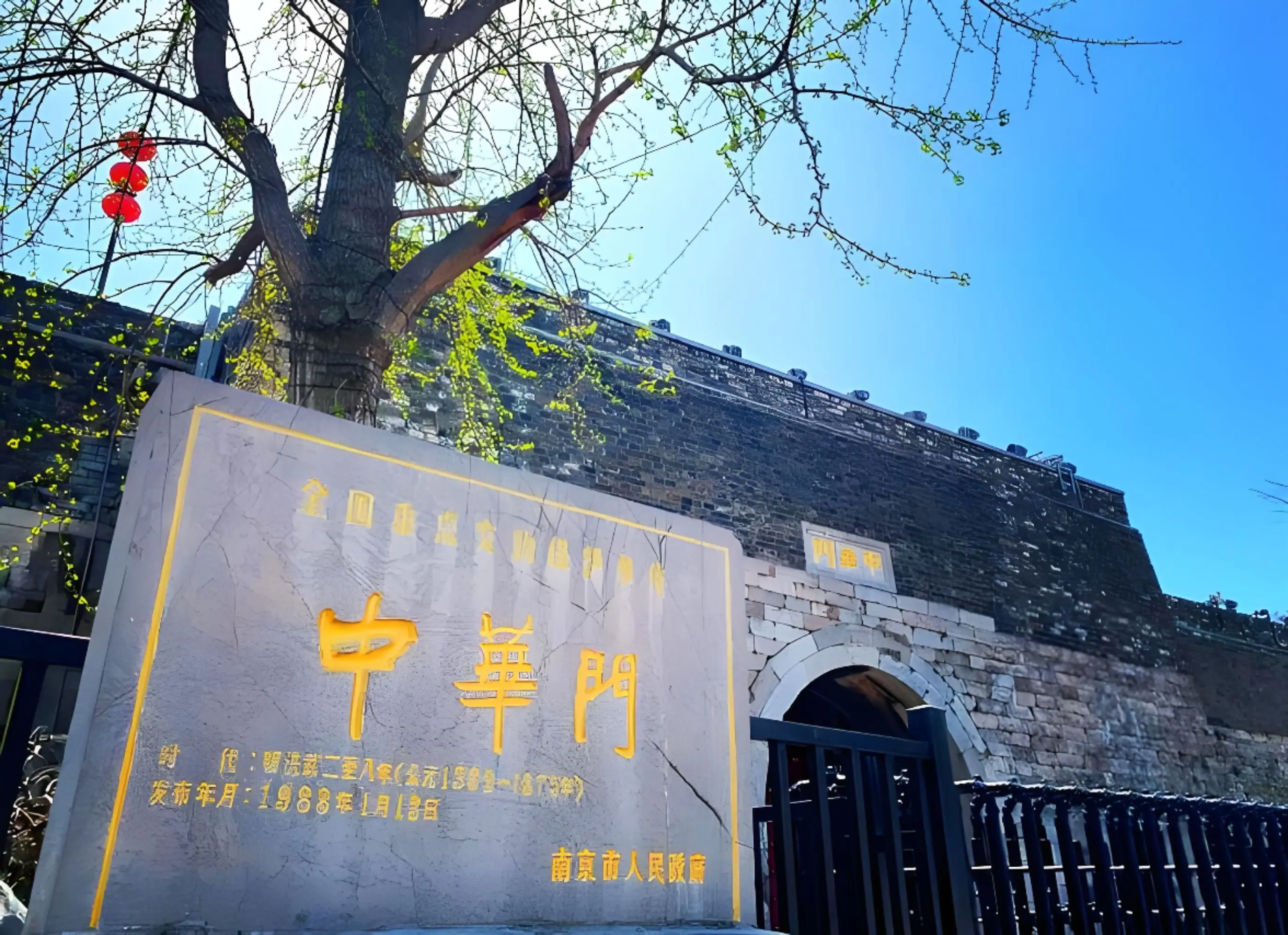 一个时代不知何时已落幕，当年英姿飒爽的先烈们，为中华民族奋斗不息