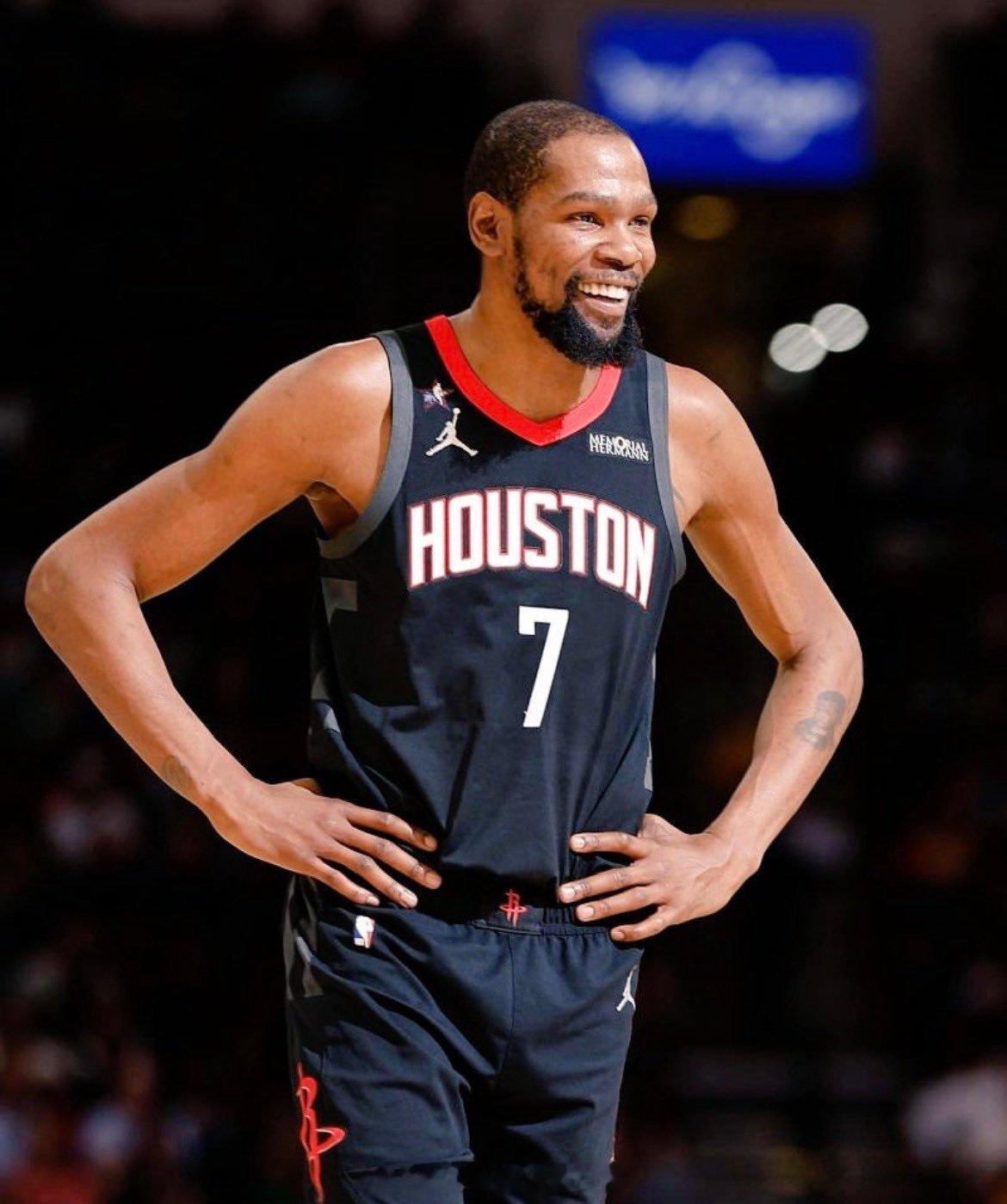 记者：“KD，今晚你们取得了一场统治级的胜利，全队有6人得分上双。整场比赛你们的