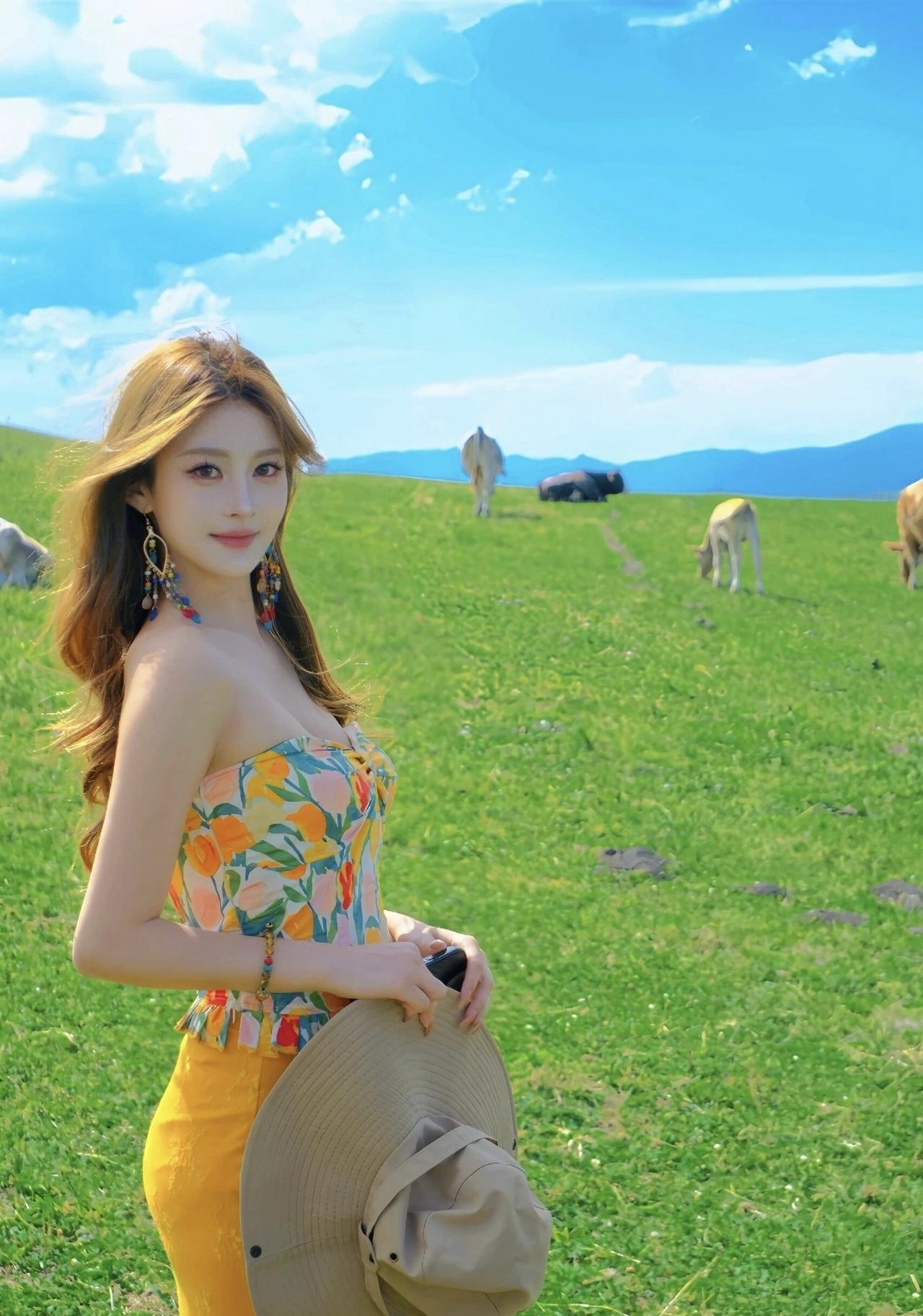 夏日草原上的甜美少女，与牛羊相伴，感受大自然的宁静与美好。