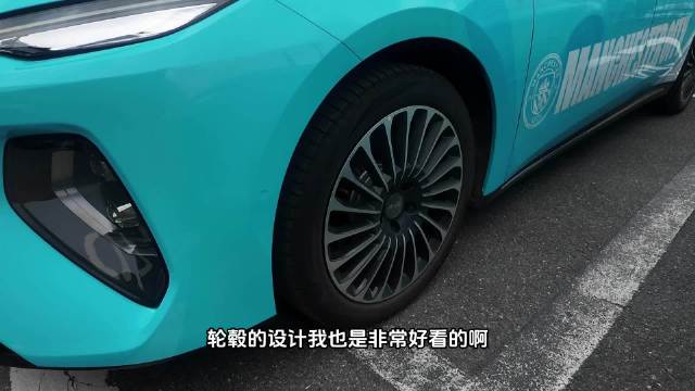 这细节谁顶得住啊！比亚迪海豹08的轮毂车标竟然是悬浮的，无论怎么转logo永远朝上。更夸张的是五米多