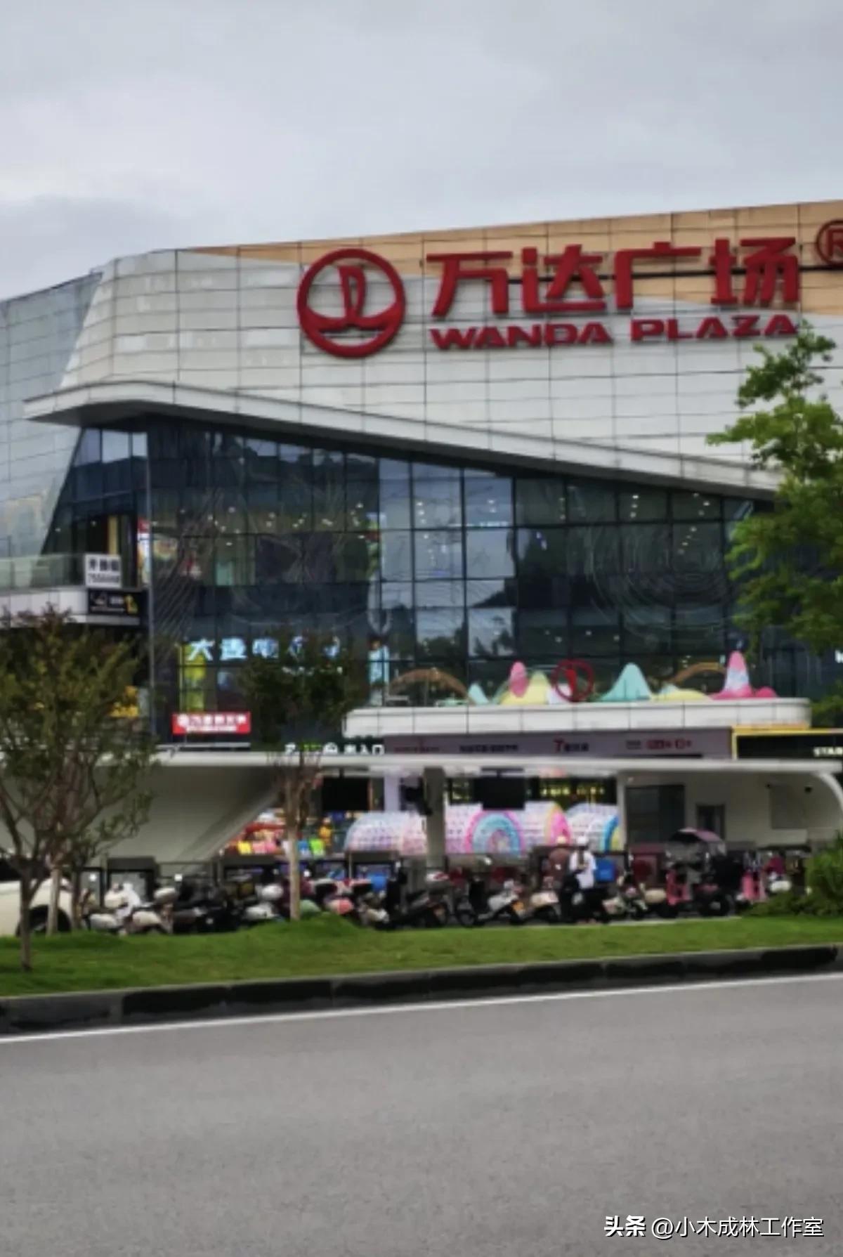 宜昌市公交集团在发展大道夷陵万达广场新建BRT换乘站，采用道路两侧双向站台布局，