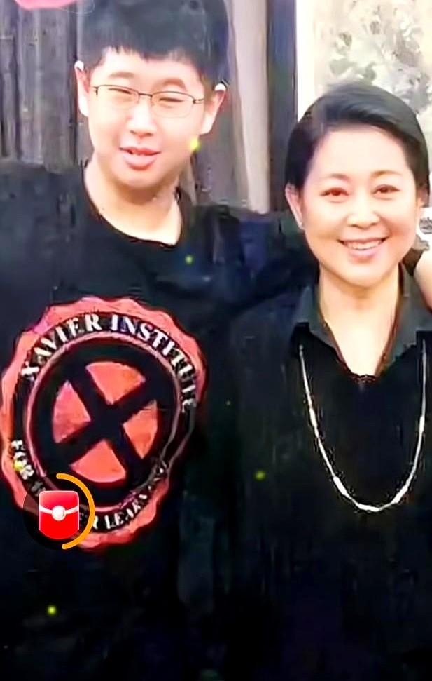 小时候的倪萍是缺少母爱的，有了家庭后，她把人世间最好的母爱都给了儿子和继子。儿子