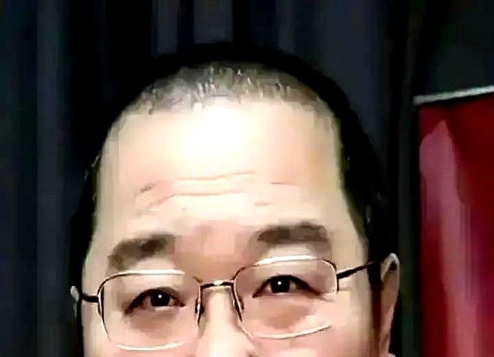 直播镜头里，英达喃喃了句“爸爸老了，来看看吧”。
屏幕那头，巴图沉默了整整三分钟