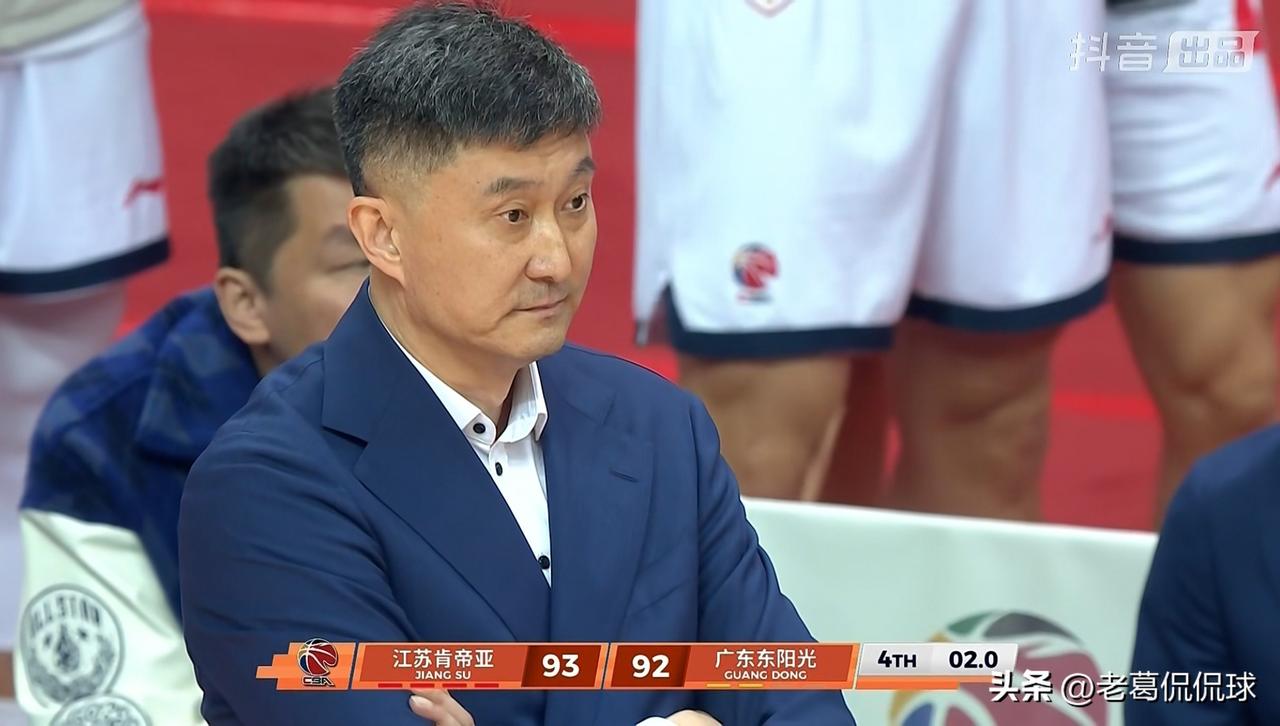 广东东阳光主帅杜峰真是呆若木鸡！在今天广东东阳光客场挑战江苏肯帝亚的比赛中，当时